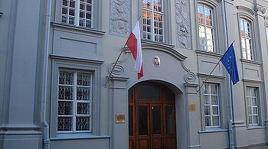 «Вон из Литвы»: литовские националисты расписали посольство Польши в Вильнюсе - Литва и страны Балтии