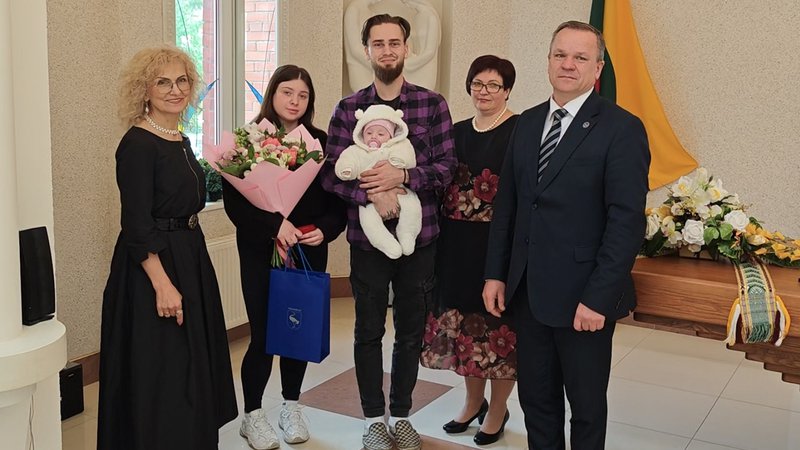 «Маленький человечек – это большое чудо». В загсе чествовали первого в этом году новорожденного (видео) - В Висагинасе