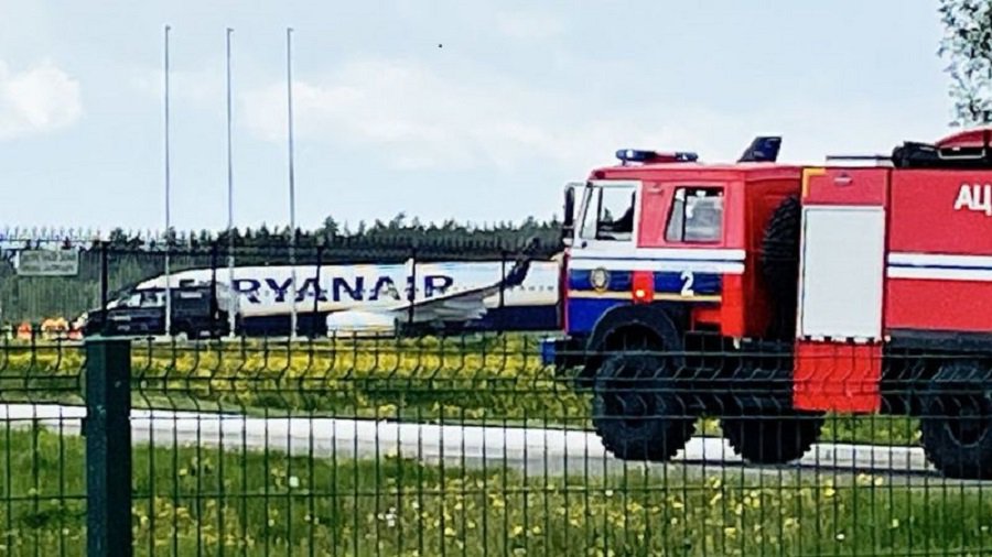 Что известно об экстренной посадке самолета Ryanair в Минске - В Мире