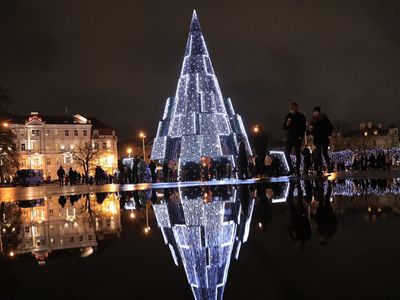 Крупнейшие города Литвы в новогоднюю ночь погасят огни на своих главных елках - Литва и страны Балтии
