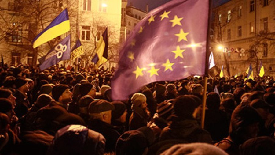 Демонстранты перекрыли вход в кабмин Украины - В Мире