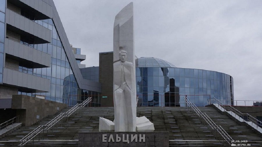 Суд постановил выдворить из РФ гражданина Белоруссии, пытавшегося поджечь памятник Ельцину - Происшествия и криминал
