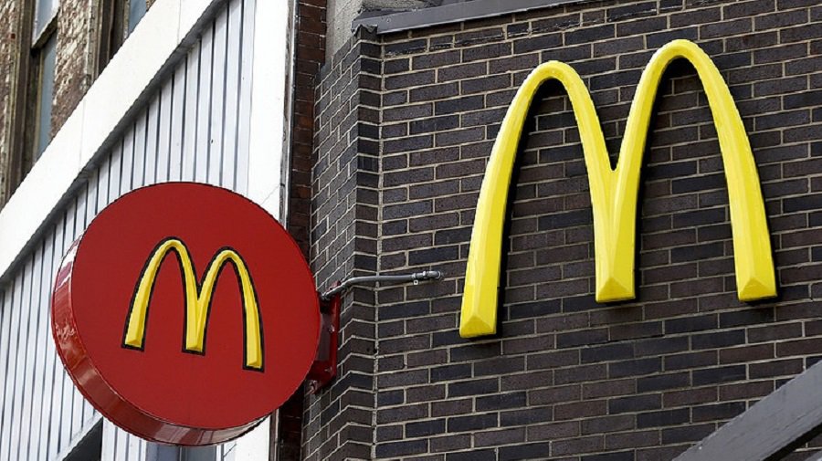 В США расследуют предположительное отравление более 100 человек в McDonald's - В Мире