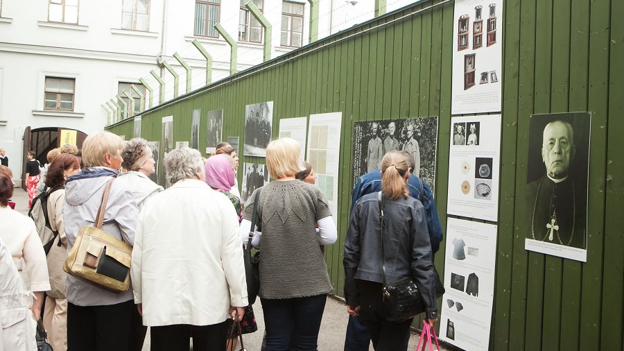 Buvusiuose KGB rūmuose - priminimas apie čia kalėjusį palaimintąjį vyskupą - Lietuva ir Baltijos šalys