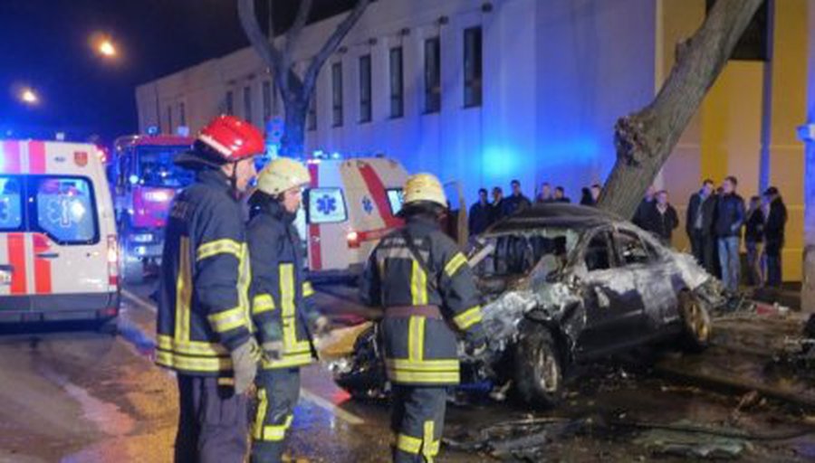 
Šalia Klaipėdos dramos teatro per kraupią BMW avariją užsimušė du jaunuoliai, vairuotojas sužalotas - Įvykiai ir kriminalas