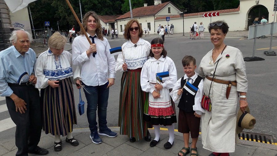 Estų tautinis kostiumas: raštas Baltijos tautų kultūros audinyje - Visaginas ir visaginiečiai