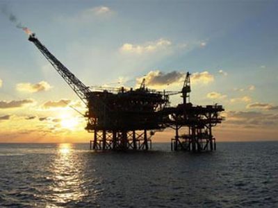 Стоимость барреля нефти упала до 36 долларов - В Мире