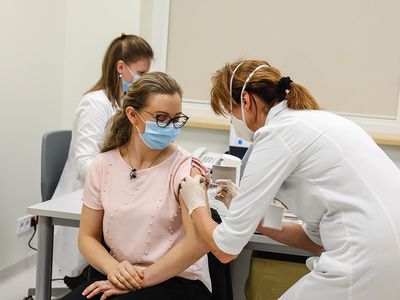 При вакцинации от COVID-19 предлагается не требовать письменного согласия - Литва и страны Балтии