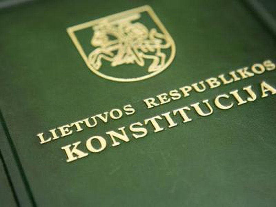 Президент представил легко понятную и переведенную на язык жестов Конституцию - Литва и страны Балтии