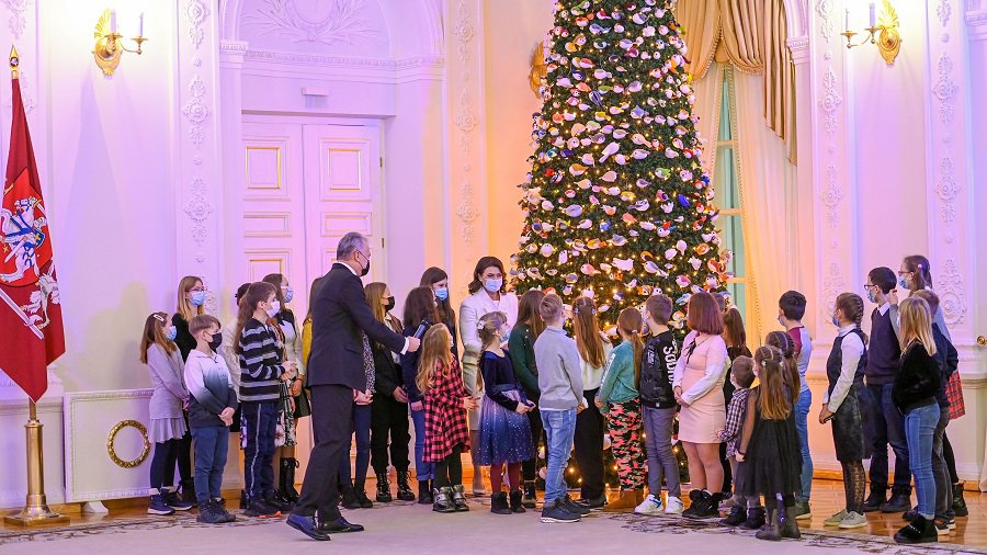 Президент с супругой зажгли огни на главной рождественской елке Президентуры - Литва и страны Балтии