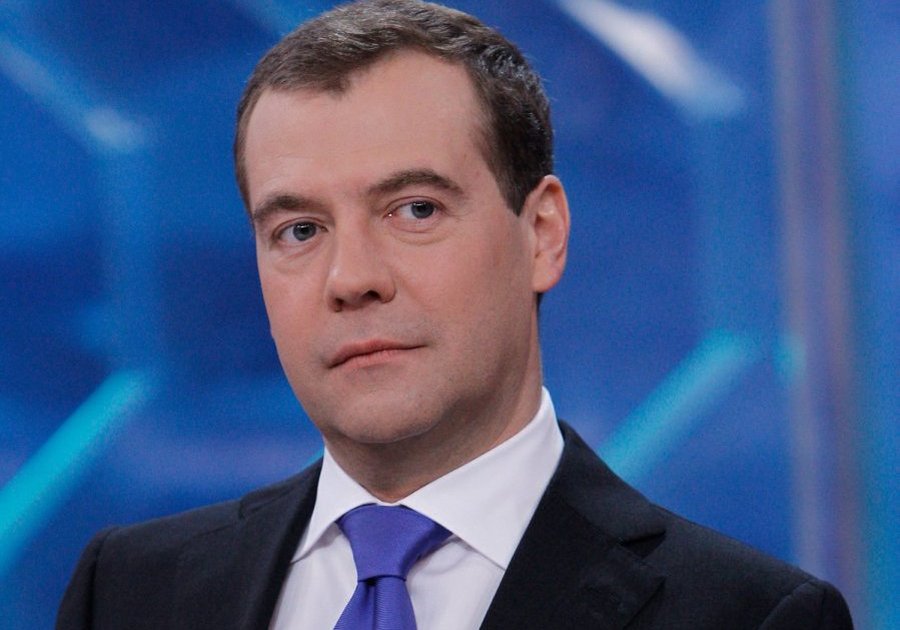 Медведев пообещал повысить трудовые пенсии - В Мире