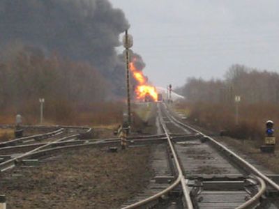 В Латвии загорелись 10 цистерн с топливом - Литва и страны Балтии