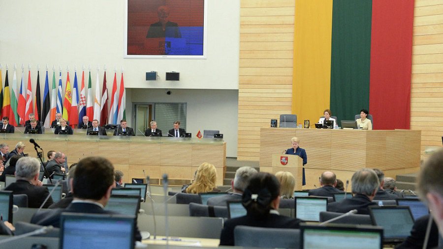 Пропустившему заседания парламентарию предлагается не платить зарплату за полный рабочий день - Литва и страны Балтии