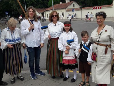 Estų tautinis kostiumas: raštas Baltijos tautų kultūros audinyje - Visaginas ir visaginiečiai