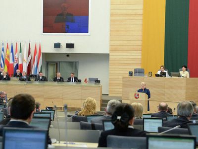 Пропустившему заседания парламентарию предлагается не платить зарплату за полный рабочий день - Литва и страны Балтии