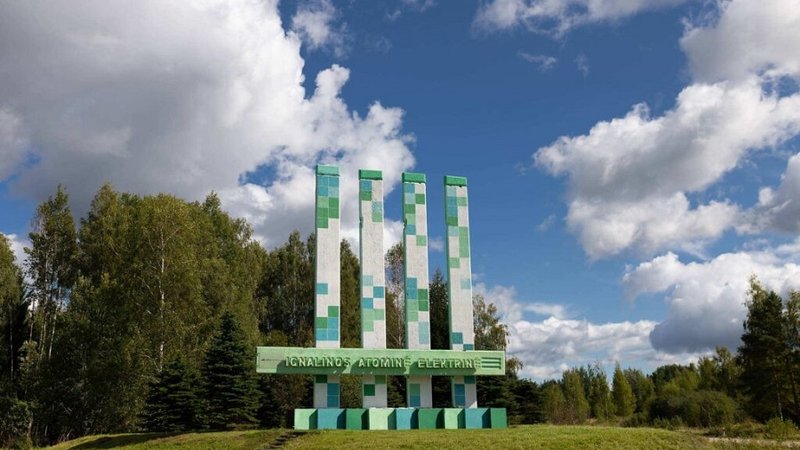 ИАЭС обновила историческую стелу вместе с висагинскими художниками - В Висагинасе
