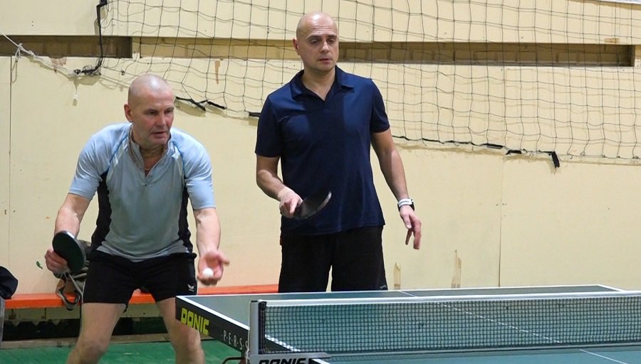 Висагинские ветераны спорта сразились в турнире по настольному теннису (видео) - В Висагинасе
