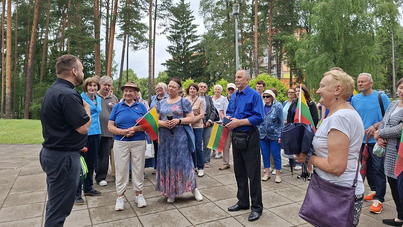 Поход «Обними свой город» пенсионеры посвятили Дню государства (фотогалерея) - В Висагинасе