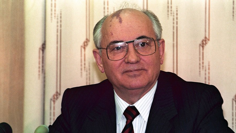 "За шесть лет у власти Михаил Горбачев изменил мир" - В Мире